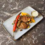 طبق كباب مع الجبن